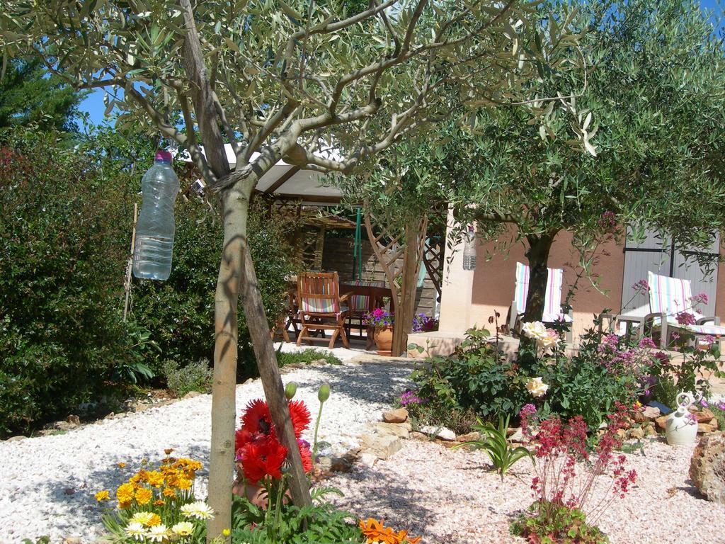 B&B Villa Les Tamaris Régusse Buitenkant foto